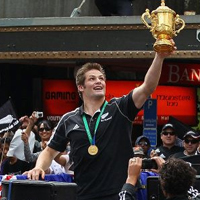 Henry offers to help McCaw find a girlfriend