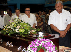 Hundreds farewell Sir Moti