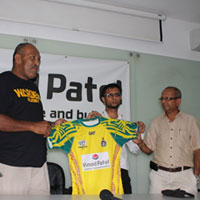 Vinod Patel sponsors Wardens 7s team