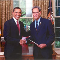 Thompson presents credentials to Obama