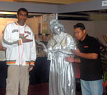 Human Statue to Entertain at Showcase 2007